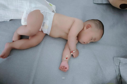 丹阳宝宝胳膊上起红疙瘩